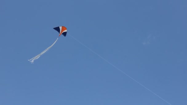 Cometa volando bajo el cielo azul — Vídeo de stock