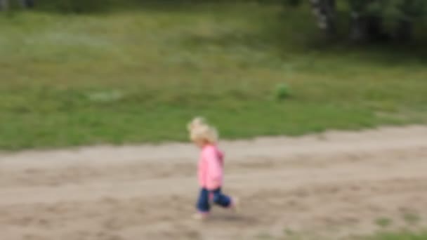 Little girl run on nature — Stock Video
