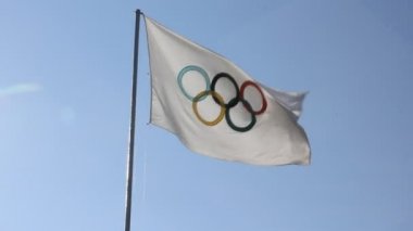 gökyüzü arka plan üzerinde olimpik halka ile bayrak
