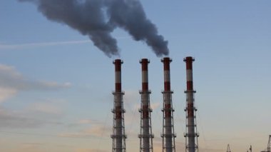 Mavi gökyüzü arka plan üzerinde duman yığını