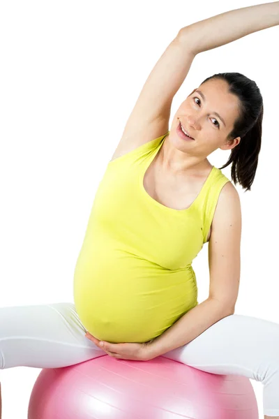 Беременная девочка занимается спортом — стоковое фото