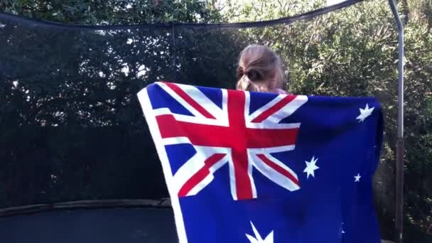 Barn hoppar med Australien flagga på studsmatta. — Stockvideo