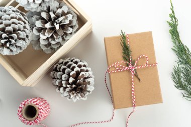 Kavram. Köhne modaya uygun minimalist Noel hediyeleriyle yatıyordu.. 