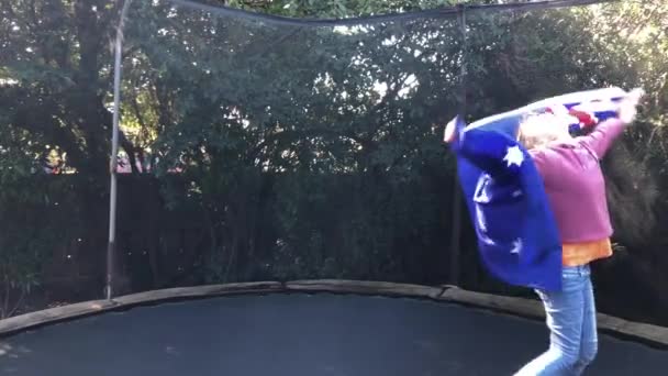 Niños saltando con bandera de Australia en cama elástica. — Vídeo de stock