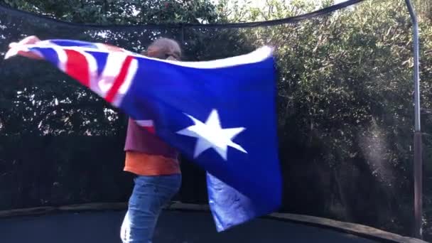 Děti skákají s vlajkou Austrálie na trampolíně. — Stock video
