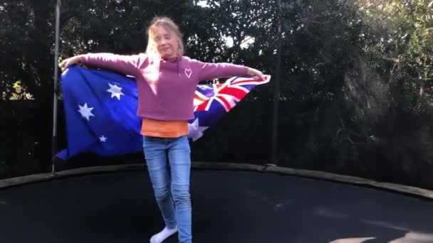 Bambini che saltano con la bandiera australiana sul trampolino. — Video Stock