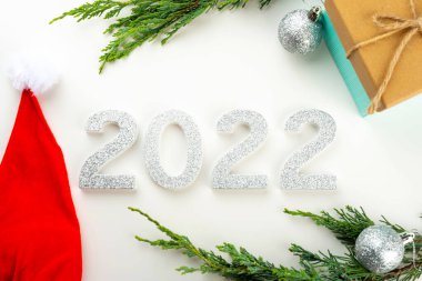 Tahta Noel ağacı ve mutlu noel mektupları minimalist tebrik kartı olarak..