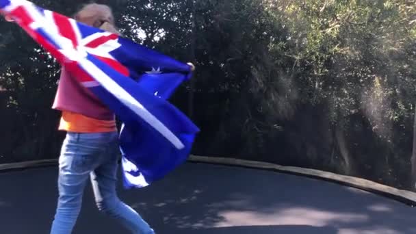 Bambini che saltano con la bandiera australiana sul trampolino. — Video Stock