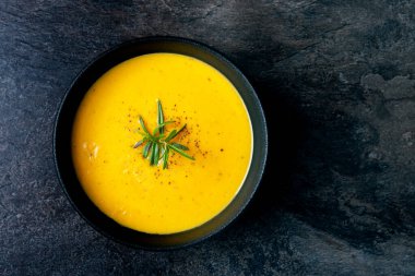 Arka planda keten peçetede balkabağı çorbası. Mevsimsel gıda yeme kavramı, iklimlendirme diyeti.