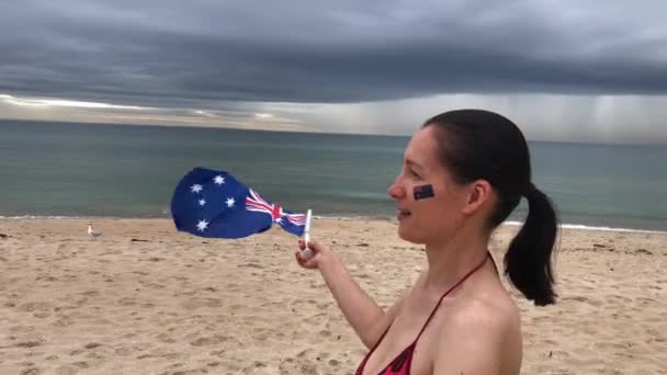 Mujer sonriente ondeando dos banderas australianas. Día de Australia concepto. Movimiento lento. — Vídeo de stock