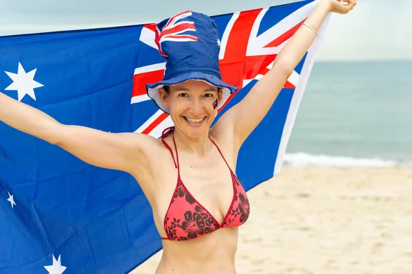 Mujer Feliz Australia Sombrero Ondeando Bandera Australiana Playa Concepto Celebración —  Fotos de Stock