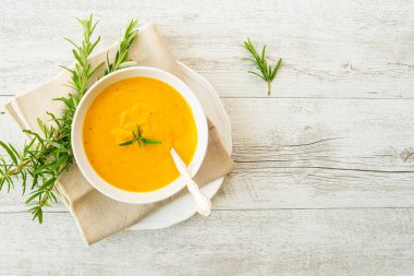 Arka planda keten peçetede balkabağı çorbası. Mevsimsel gıda yeme kavramı, iklimlendirme diyeti.