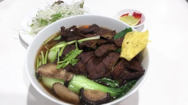 Mi vit tiem. Vietnamesiska veganska mock anka nudelsoppa — Stockvideo
