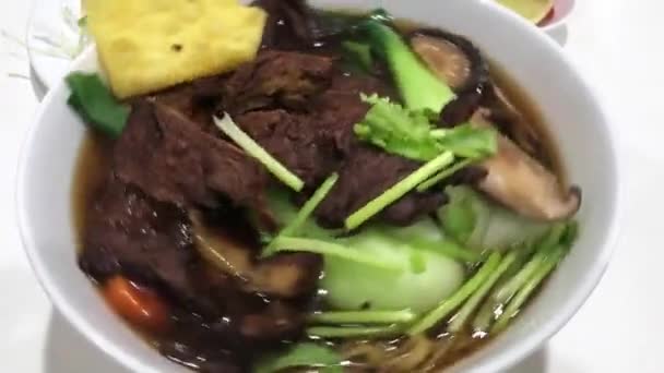 Mi vit tiem. Vietnamita vegan mock pato macarrão sopa — Vídeo de Stock