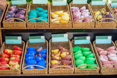 Sokak pazarındaki sepetlerde renkli el yapımı sabunlar. Seçici odak. 