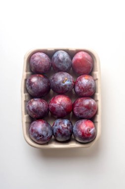 Ekolojik kağıt tepside hafif arkaplanda organik şeker erikleri.