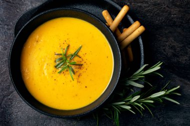 Arka planda keten peçetede balkabağı çorbası. Mevsimsel gıda yeme kavramı, iklimlendirme diyeti.