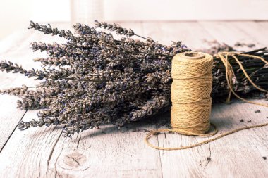 Beyaz ahşap arka planda bir demet kurutulmuş lavanta. - Yakın çekim. Seçici odak.