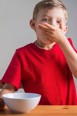 Tatlı çocuk kahvaltıda tahıl yer. Yaşam tarzı portresi. 