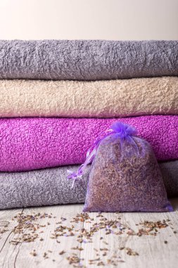 Havlular, kokulu lavanta spa tedavisinde kullanılmaya hazır. Boşluğu kopyala. 