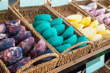 Sokak pazarındaki sepetlerde renkli el yapımı sabunlar.. 