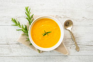 Arka planda keten peçetede balkabağı çorbası. Mevsimsel gıda yeme kavramı, iklimlendirme diyeti.