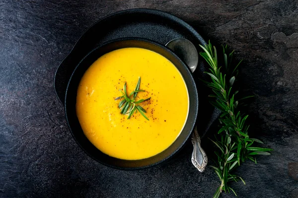 어두운 배경에는 수프를 얹는다 계절에 음식을 먹는다는 기후학적 — 스톡 사진