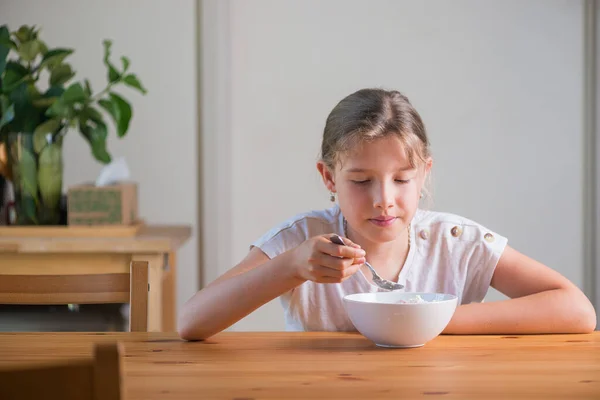 Blond Tonårstjej Äter Flingor Till Frukost Ett Livsstilsporträtt Naturligt Ljus — Stockfoto