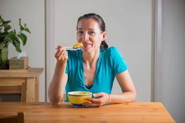 Kahvaltı Niyetine Kitchari Yiyen Gülümseyen Kadın Hint Mutfağı Yaşam Tarzı — Stok fotoğraf