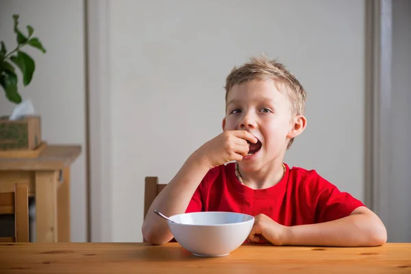 Söt Pojke Äter Granola Till Frukost Ett Livsstilsporträtt Naturligt Ljus — Stockfoto