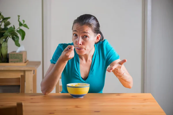 Een Vrouw Die Kitchari Eet Als Ontbijt Grappige Gezichten Trekt Rechtenvrije Stockfoto's