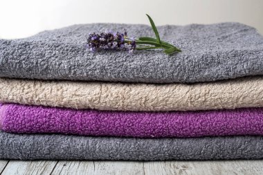 Havlular, kokulu lavanta kaplıca tedavisinde kullanılmaya hazır.. 