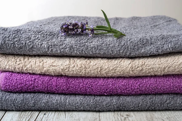 Havlular, kokulu lavanta kaplıca tedavisinde kullanılmaya hazır.. 