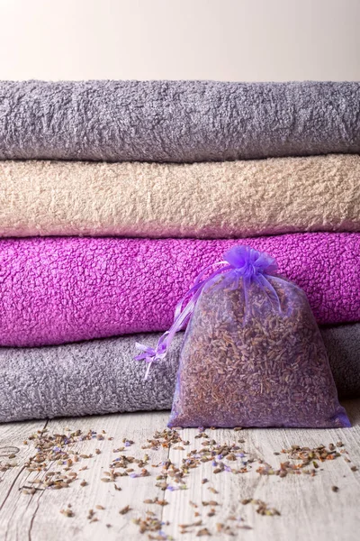 Havlular, kokulu lavanta kaplıca tedavisinde kullanılmaya hazır.. 