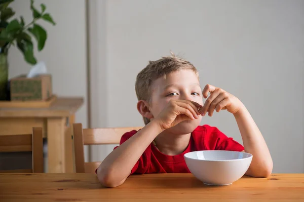 Söt Pojke Äter Granola Till Frukost Ett Livsstilsporträtt Naturligt Ljus — Stockfoto