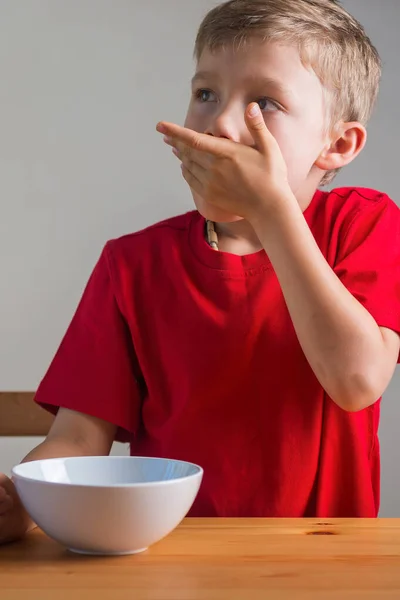 Rapaz Bonito Come Granola Pequeno Almoço Retrato Estilo Vida Luz Imagens De Bancos De Imagens Sem Royalties