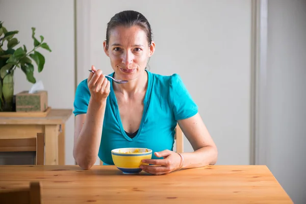 Mulher Comendo Kitchari Para Café Manhã Fazendo Caras Engraçadas Cozinha Fotos De Bancos De Imagens