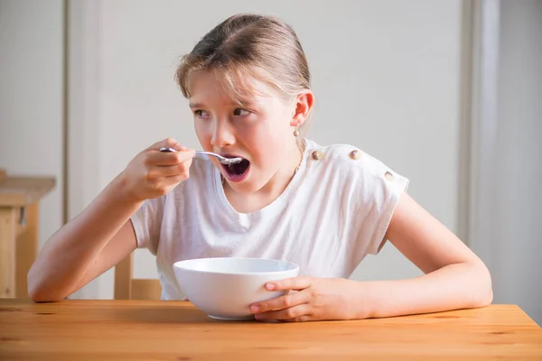 Blond Tonårstjej Äter Flingor Till Frukost Ett Livsstilsporträtt Naturligt Ljus — Stockfoto