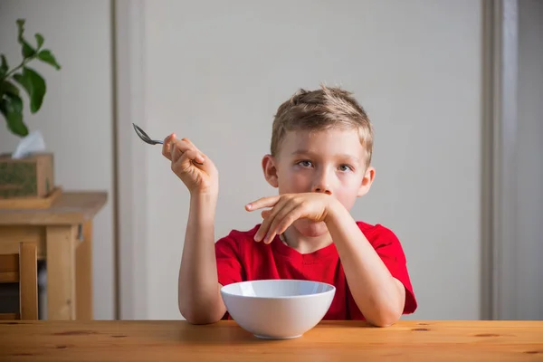 Söt Pojke Äter Granola Till Frukost Ett Livsstilsporträtt Naturligt Ljus — Stockfoto