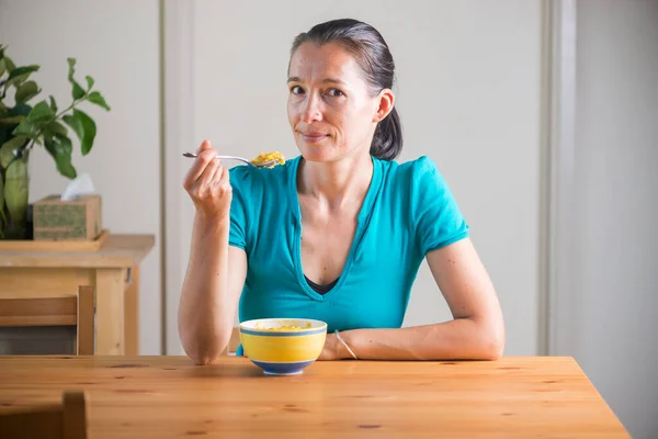 Een Lachende Vrouw Die Kitchari Eet Als Ontbijt Indiase Keuken Stockfoto