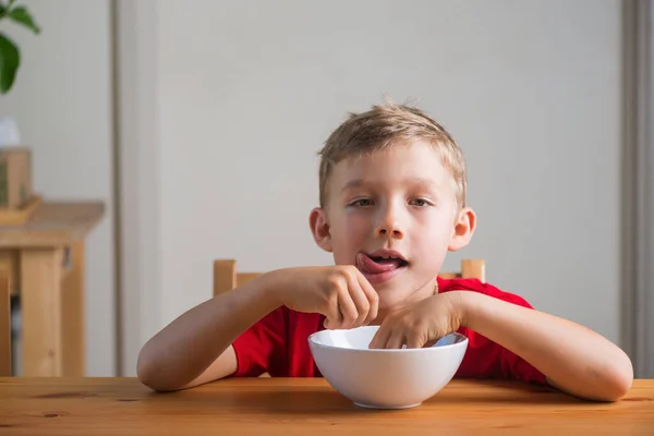 Söt Pojke Leker Med Granola Till Frukost Ett Livsstilsporträtt Naturligt — Stockfoto