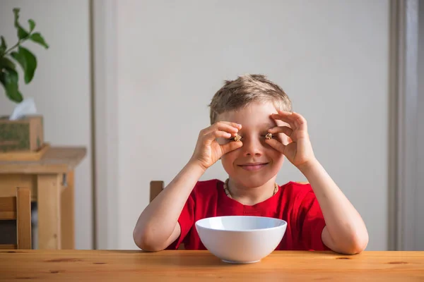 Χαριτωμένο Αγόρι Παίζει Granola Στο Πρωινό Πορτραίτο Ζωής Φυσικό Φως — Φωτογραφία Αρχείου