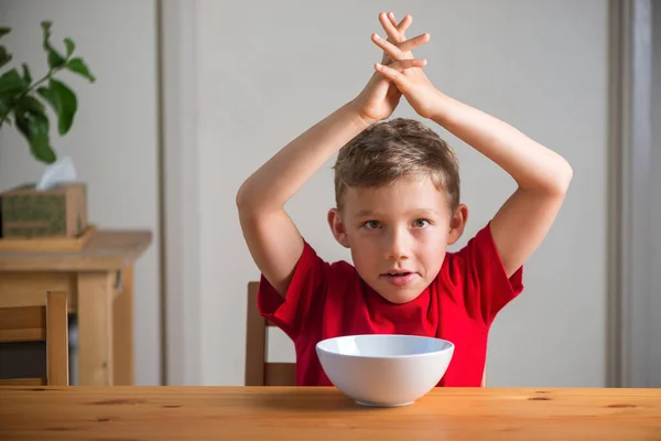 Leuke Jongen Die Bij Het Ontbijt Met Granola Speelt Lifestyle — Stockfoto