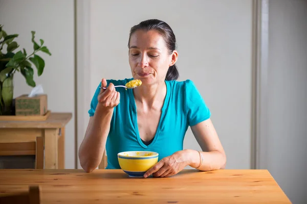 Een Lachende Vrouw Die Kitchari Eet Als Ontbijt Indiase Keuken Rechtenvrije Stockfoto's