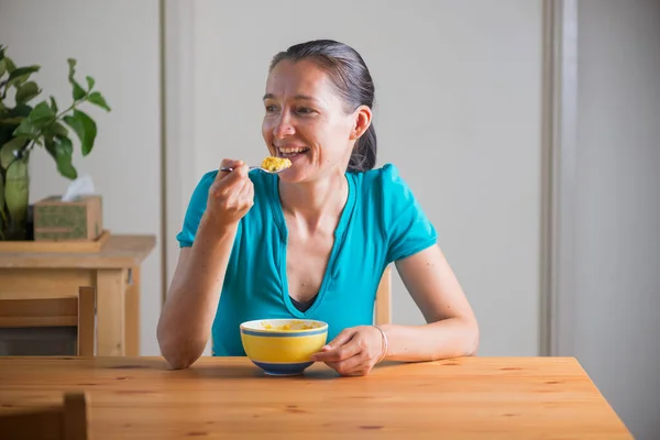 Kahvaltı Niyetine Kitchari Yiyen Gülümseyen Kadın Hint Mutfağı Yaşam Tarzı — Stok fotoğraf