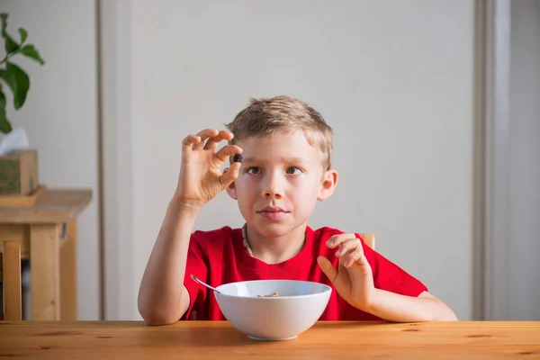 Χαριτωμένο Αγόρι Τρώει Γκρανόλα Για Πρωινό Πορτραίτο Ζωής Φυσικό Φως — Φωτογραφία Αρχείου