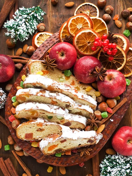 Pâtés de viande hachée Noël sur une plaque avec des boules rouges, houx, GUI et hiver de verdure sur fond blanc — Foto Stock