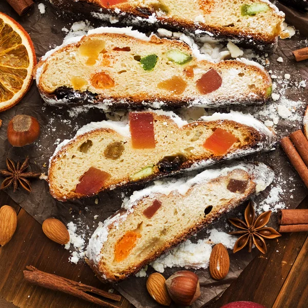 Pâtés de viande hachée Noël sur une plaque avec des boules rouges, houx, GUI et hiver de verdure sur fond blanc — Foto Stock