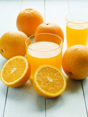 Dilimlenmiş meyveli portakal suyu. Sığ dof.