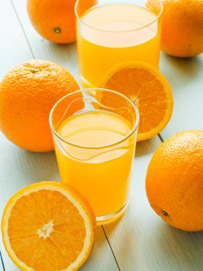 Dilimlenmiş meyveli portakal suyu. Sığ dof.